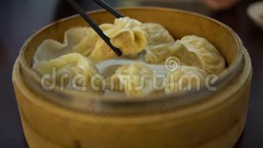 4K在餐馆里用筷子<strong>吃饺子</strong>。 传统的中国菜